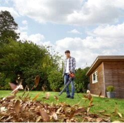 Black & Decker BLACK+DECKER BEBLV300SB-QS Bladblazer - 404 Km/u - 3000W - Zuig-/blaasfunctie - Gesnoerd 18 Black & Decker BLACK+DECKER BEBLV300SB-QS Bladblazer - 404 Km/u - 3000W - Zuig-/blaasfunctie - Gesnoerd -Tuingereedschaps Winkel 1200x1195 2