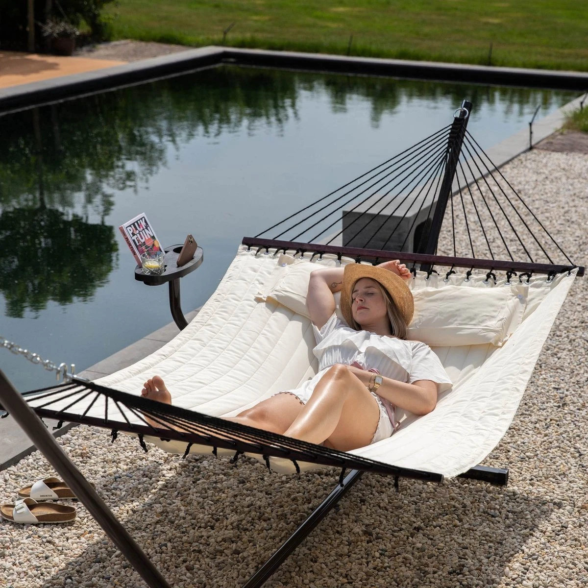 Vita5 Hangmat Met Standaard En Spreidstok – 2 Persoons – Incl. Bekerhouder - Afneembaar Kussen – Uv-bestendig – Beige 12 Vita5 Hangmat Met Standaard En Spreidstok – 2 Persoons – Incl. Bekerhouder - Afneembaar Kussen – Uv-bestendig – Beige - Afbeelding 12