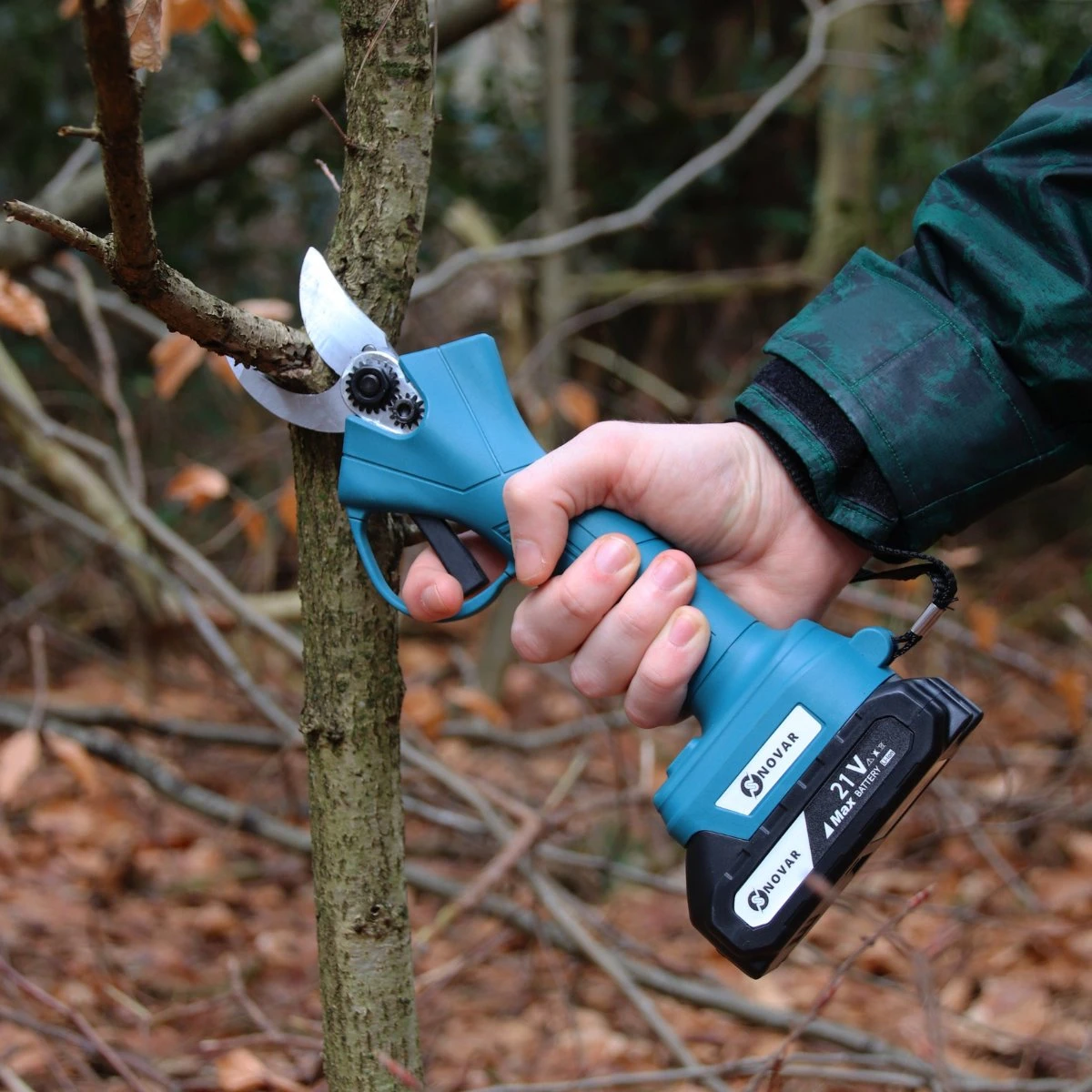 NovarGarden® Elektrische Snoeischaar NG1 - 2x Accu - Elektrisch - Takkenschaar - Op Batterij - 28mm 9 NovarGarden® Elektrische Snoeischaar NG1 - 2x Accu - Elektrisch - Takkenschaar - Op Batterij - 28mm - Afbeelding 9