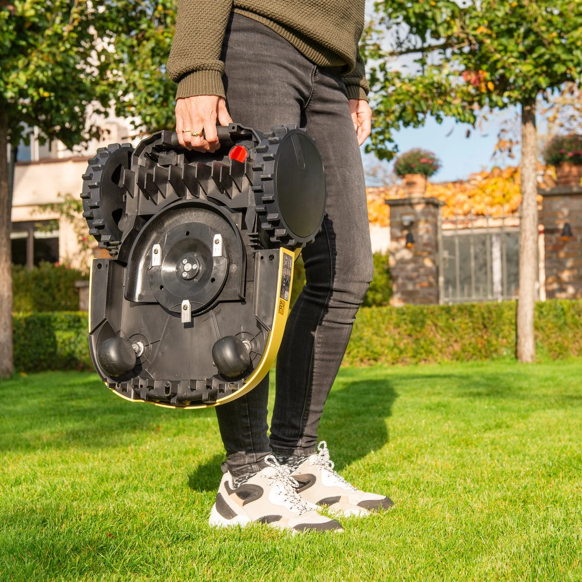 Powerplus POWXG6305 Robotmaaier - 18V - Voor Gazons Tot Ca. 500m² - Maaibreedte 180mm - Incl. Laadstation En Accessoires 10 Powerplus POWXG6305 Robotmaaier - 18V - Voor Gazons Tot Ca. 500m² - Maaibreedte 180mm - Incl. Laadstation En Accessoires - Afbeelding 10