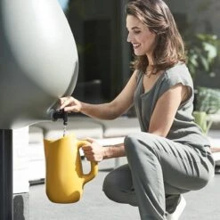 Elho Pure Raindrop 70L - Geel/Oker -Tuingereedschaps Winkel 1200x1200 650