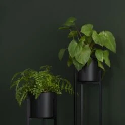 QUVIO Plantenstandaard Inclusief Pot - Staande Plantenbak - Metaal - Plantenbak - Plantenhouders - Planten Zuilen - Voor Buiten - Bloempot - 22 X 22 X 90 Cm - Zwart -Tuingereedschaps Winkel 1200x1200 738