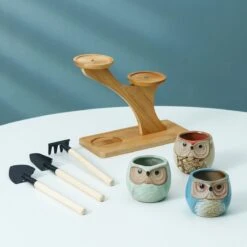 Luxe Bamboe Houten Boom Met 3 Keramiek Uil Bloempotten/Plantenpotten Op Standaard/Voet Voor Binnen En Buiten - Modern Design Bloempot/Plantenpot Op Poten/Pootjes-Plantenbak Mini Cactus Nep Plant Pot Houder - Kleine Bloembakken Plantenrek/Plantenkurk -Tuingereedschaps Winkel 1200x1200 796