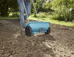 GARDENA - Strooiwagen L - Strooikar - 400m2 - 12.5 Liter -Tuingereedschaps Winkel 1200x933