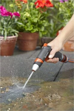 GARDENA - Premium Reinigingssproeier Spuitpistool - Metaal - Voor Reiniging En Bewatering 25 GARDENA - Premium Reinigingssproeier Spuitpistool - Metaal - Voor Reiniging En Bewatering -Tuingereedschaps Winkel 800x1200 30