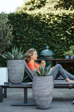 Capi Europe - Vaas Elegant Deluxe Rib NL - 40x60 - Antraciet - Voor Binnen En Buiten - KOFZ1131 15 Capi Europe - Vaas Elegant Deluxe Rib NL - 40x60 - Antraciet - Voor Binnen En Buiten - KOFZ1131 -Tuingereedschaps Winkel 800x1200 69